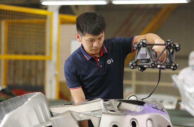 مسح ثلاثي الأبعاد لفحص جزء الآلات ومراقبة الجودة