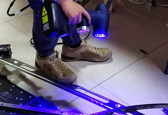 مسح ضوئي ثلاثي الأبعاد للأسطح الداكنة اللامعة